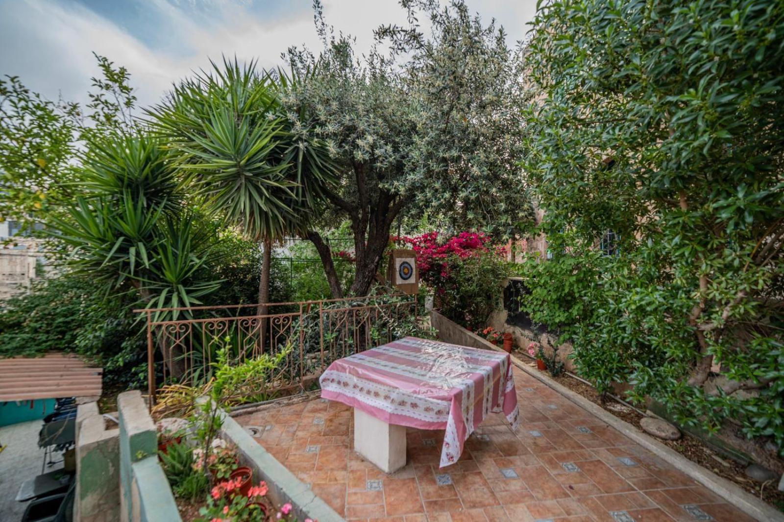 Central House With Beautiful Garden Amman Exterior photo