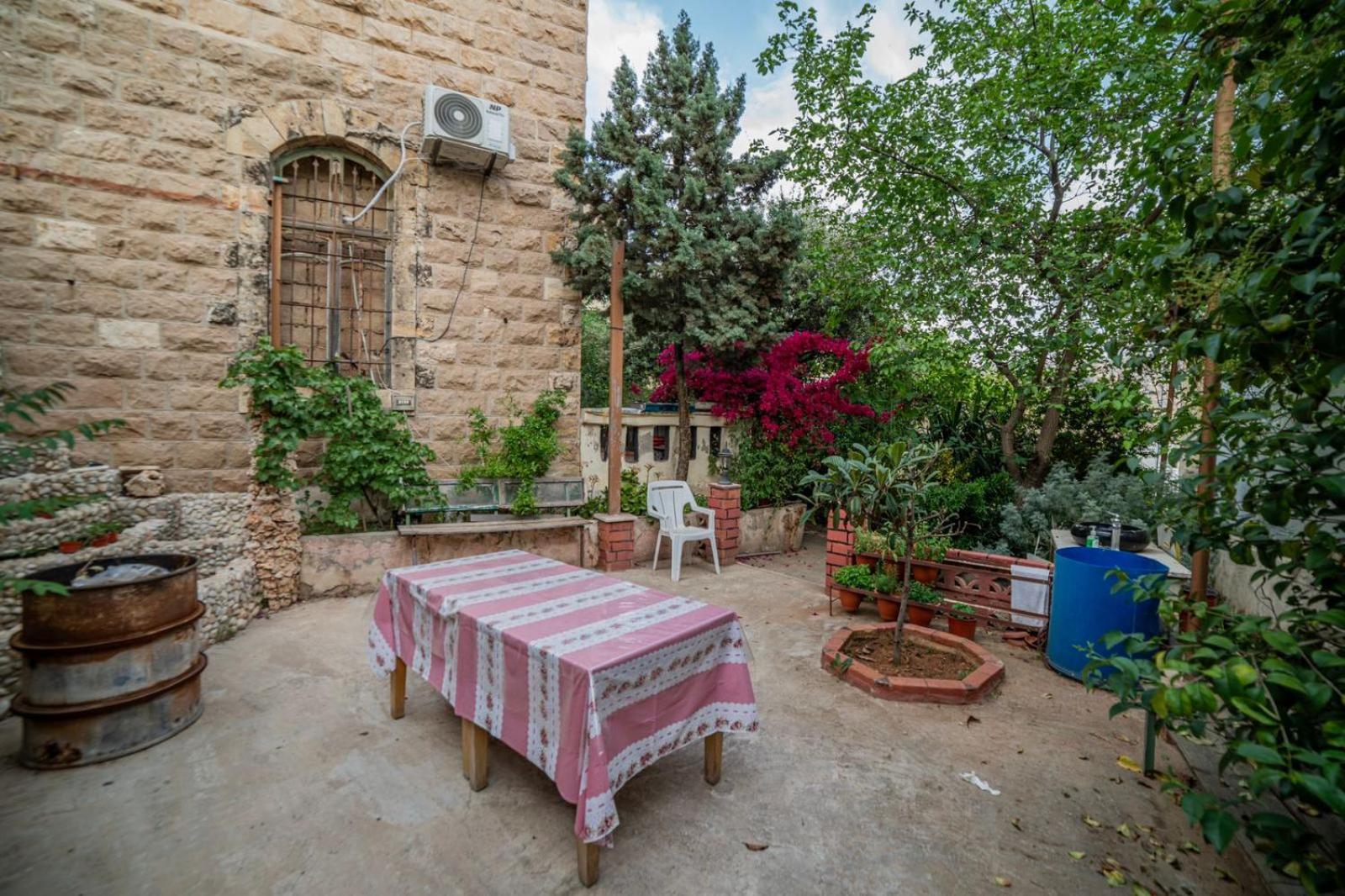 Central House With Beautiful Garden Amman Exterior photo