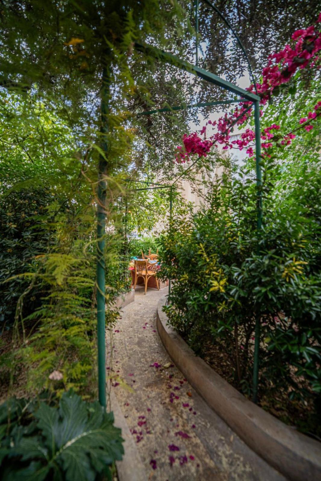 Central House With Beautiful Garden Amman Exterior photo
